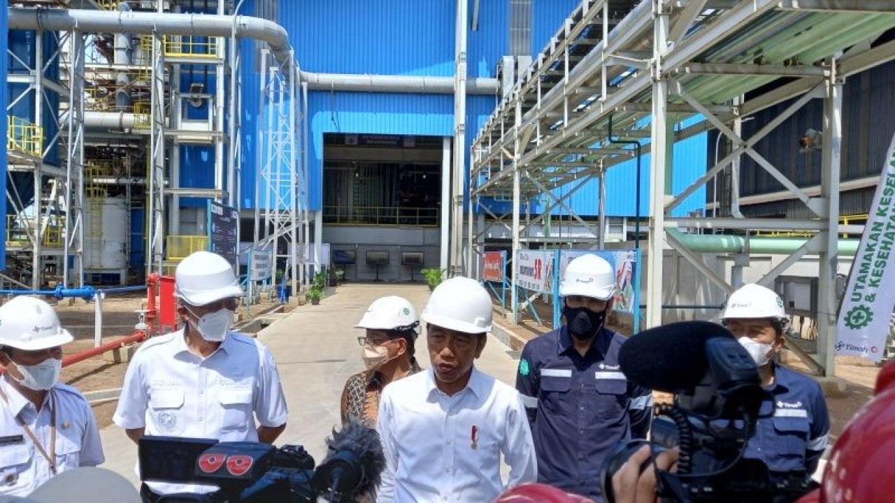 Presiden RI Joko Widodo mengunjungi "smelter" milik PT Timah Tbk yang beradi di Unit Metalurgi Mentok, Kabupaten Bangka Barat, Provinsi Babel. ANTARA/ Donatus Dasapurna