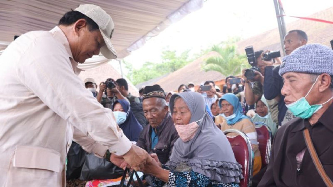 Menteri Pertahanan (Menhan) Prabowo Subianto saat mengunjungi warga terdampak awan panas guguran Gunung Semeru di posko pengungsian SMP 2, Pronojiwo, Kabupaten Lumajang, Jawa Timur, Kamis (8/12/2022). ANTARA/HO-Tim Media Prabowo Subianto