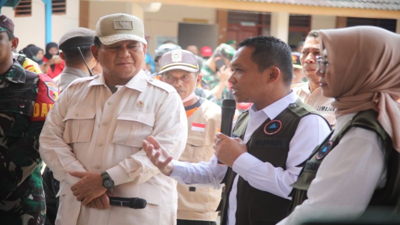 Menteri Pertahanan Prabowo Subianto bersama Bupati Lumajang Thoriqul Haq dan Wakil Bupati Indah Amperawati saat berbincang dengan pengungsi di Desa Supiturang, Kecamatan Pronojiwo, Kabupaten Lumajang, Kamis (8/12/2022). (ANTARA/HO-Diskominfo Lumajang)
