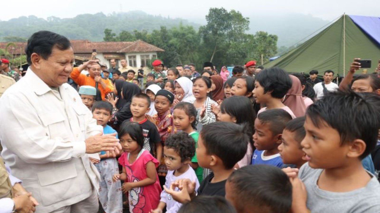 Menhan Prabowo Subianto saat menyapa anak-anak terdampak gempa Cianjur di Posko Pengungsian di Desa Cijedil, Kabupaten Cianjur, Jawa Barat, Rabu (7/12/2022). (ANTARA/HO-Humas Setjen Kemhan)