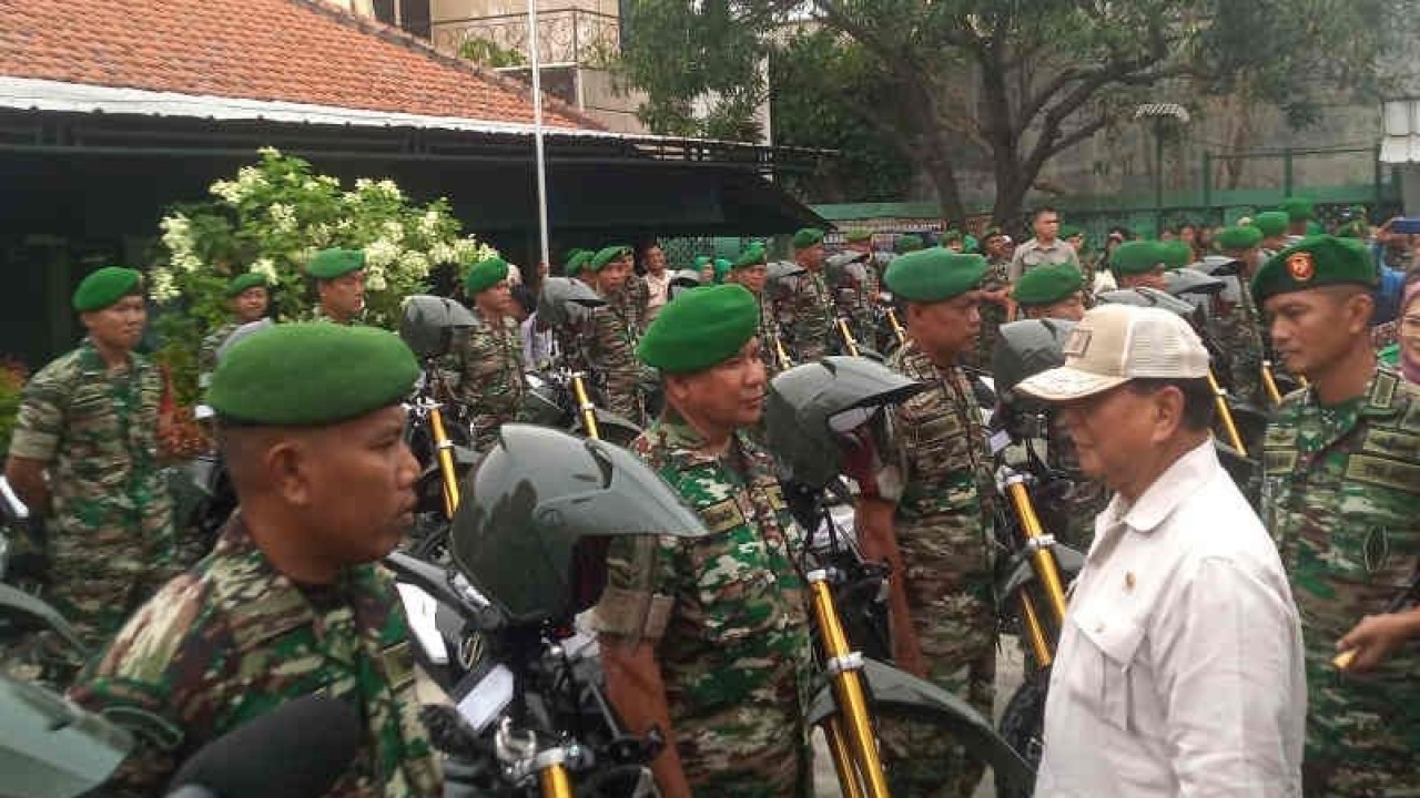 Menteri Pertahanan Prabowo Subianto (kanan) saat memberikan sepeda motor kepada Babinsa di Kabupaten Indramayu, Jawa Barat, Jumat (23/12/2022). (ANTARA/Khaerul Izan)