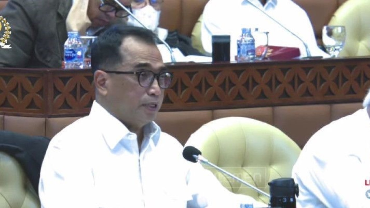 Tangkapan layar Menteri Perhubungan Budi Karya Sumadi (kiri) dalam Rapat Kerja bersama Komisi V DPR RI membahas mengenai kesiapan infrastruktur dan transportasi terkait libur Natal 2022 dan Tahun Baru 2023 yang diselenggarakan di Jakarta, Selasa (13/12/2022). (Adimas Raditya)