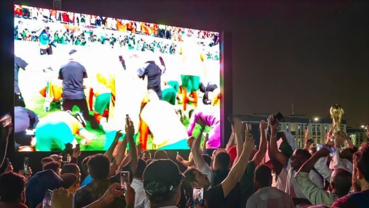 Sejumlah suporter yang ada di pelataran area nonton bareng (nobar) di kampung suporter Barahat Al Janoub, Al Wukair, Qatar, meluapkan kegembiraan seusai Maroko menyisihkan Spanyol dalam laga 16 besar Piala Dunia 2022 pada Selasa (6/12/2022). (ANTARA/Gilang Galiartha)