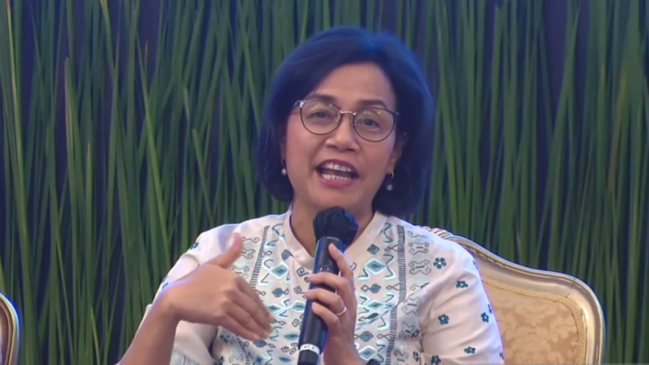 Menteri Keuangan (Menkeu) Sri Mulyani dalam acara Kompas100 CEO Forum 2022 yang dipantau secara daring di Jakarta, Jumat (02/12/2022). (ANTARA/Agatha Olivia Victoria)