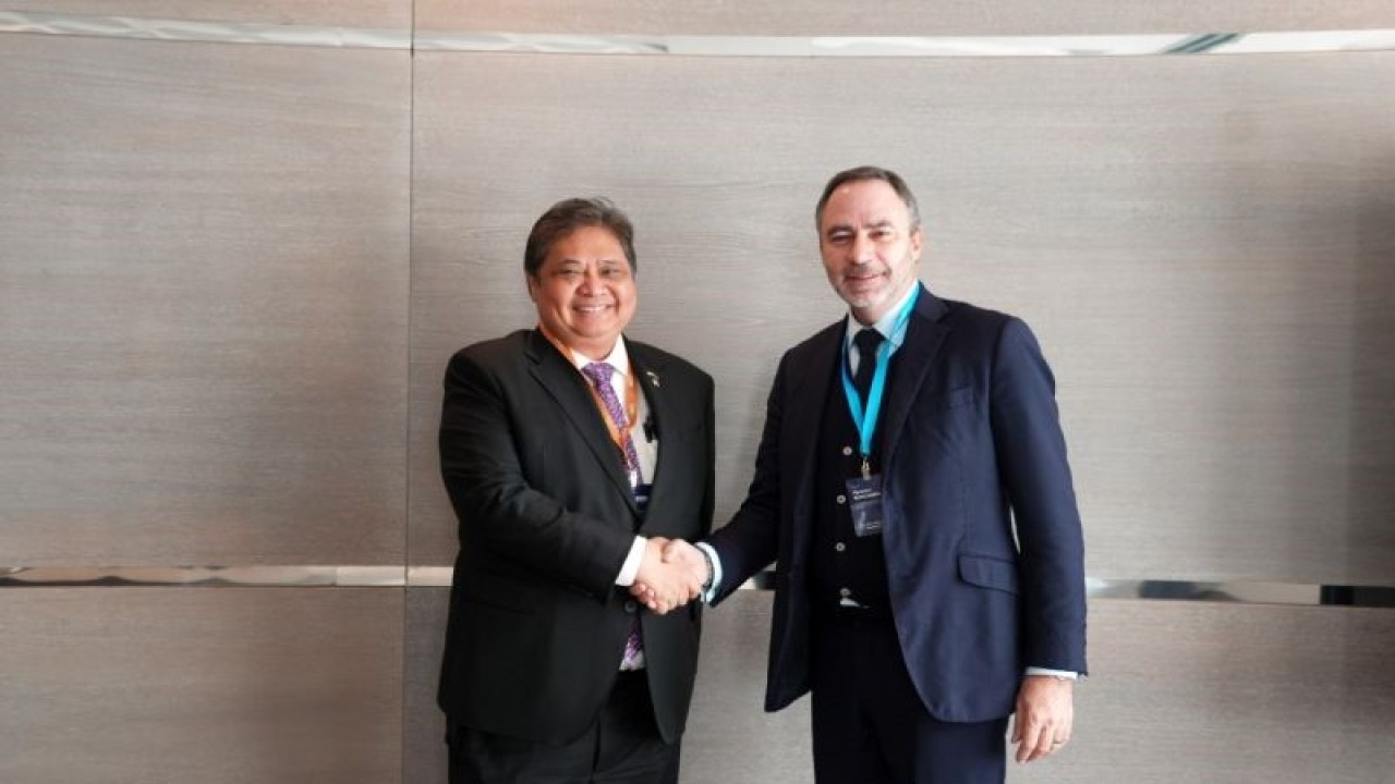Menteri Koordinator Bidang Perekonomian Airlangga Hartarto bertemu Vice President of Public Affairs CMA/CGM Group Patrice Bergamini pada acara ASEAN-EU Business Summit di Brussel, Selasa (13/12/2022). (ANTARA/HO-KemenkoEkonomi/pri)