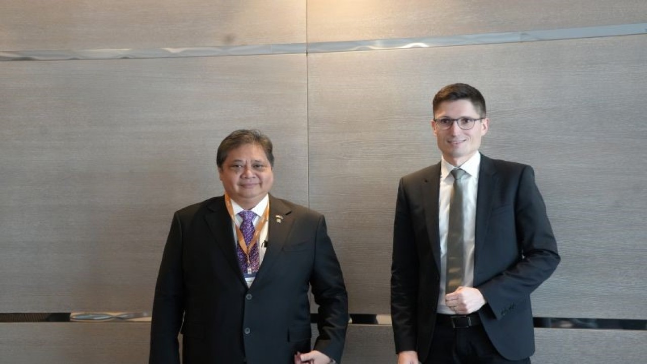 Menteri Koordinator Bidang Perekonomian Airlangga Hartarto bertemu dengan Vice President FESI Manuel Pauser di sela-sela the 10th ASEAN-EU Business Summit di Brussels, Selasa (13/12/2022). (ANTARA/HO-KemenkoEkonomi/pri)