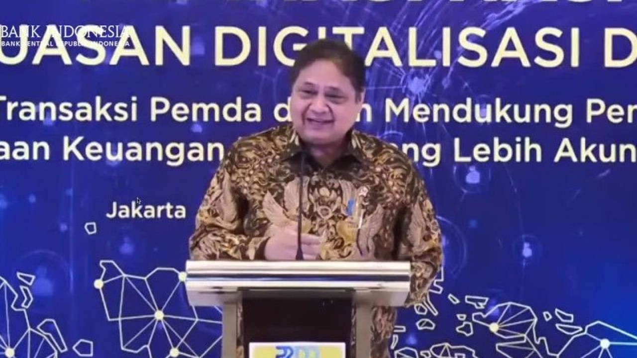 Tangkapan layar Menteri Koordinator Bidang Perekonomian Airlangga Hartarto dalam Rakornas Tim Percepatan dan Perluasan Digitalisasi Daerah (TP2DD) yang dipantau secara daring di Jakarta, Selasa. (ANTARA/ Muhammad Heriyanto)