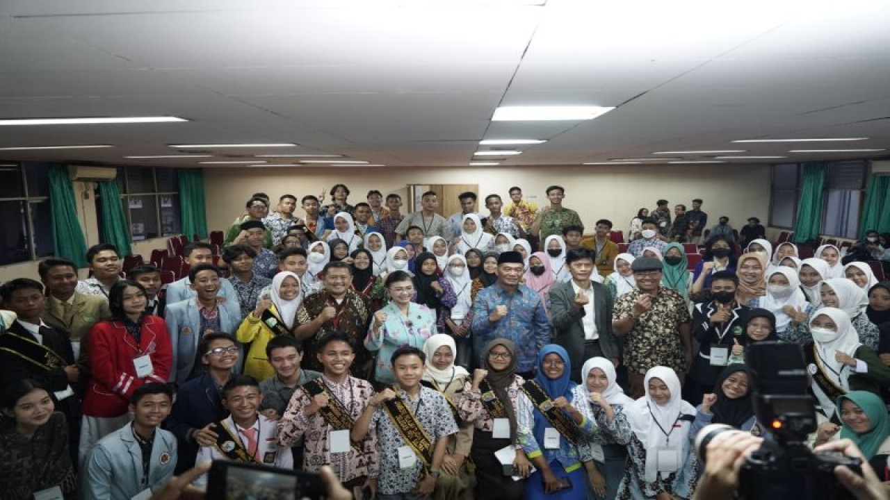 Menteri Koordinator Bidang Pembangunan Manusia dan Kebudayaan (Menko PMK) Muhadjir Effendy saat berfoto bersama dengan peserta Jambore Pelajar Teladan Bangsa yang digelar di Asrama Haji Pondok Gede, Jakarta. (ANTARA/HO-MAARIF Institute)