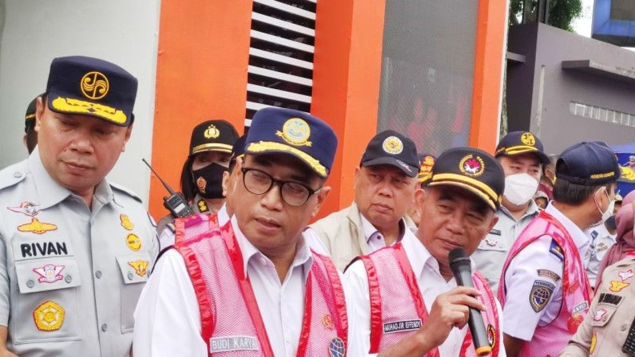 Menteri Koordinator Bidang Pembangunan Manusia dan Kebudayaan (Menko PMK) Muhajir Effendy bersama Menteri Perhubungan (Menhub) Budi Karya Sumadi meninjau Jalur Puncak di Pos Pelayanan Terpadu Gadog, Kecamatan Ciawi, Kabupaten Bogor, Jumat (30/12/2022). (ANTARA/M Fikri Setiawan)