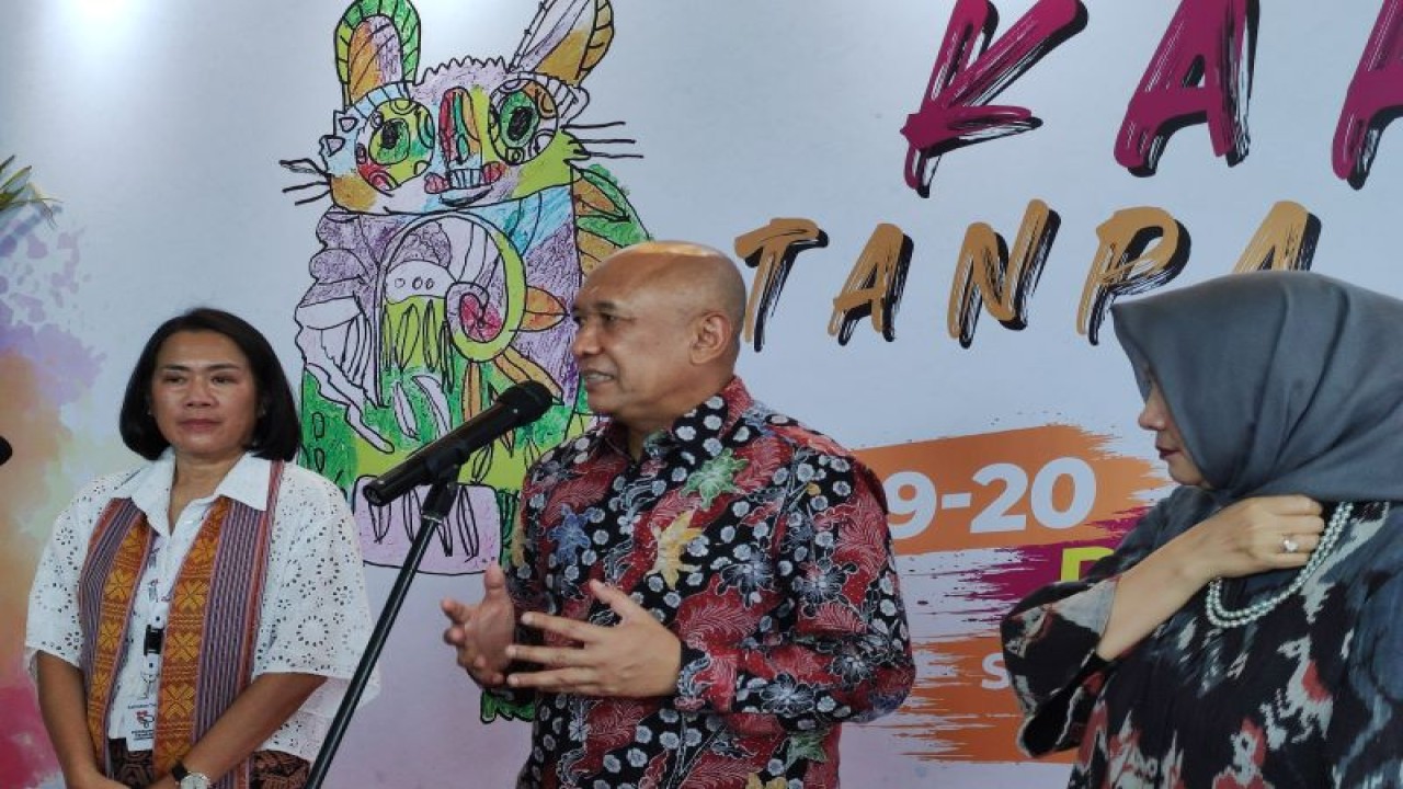 Menkop UKM Teten Masduki dalam acara puncak Karya Tanpa Batas 2022 di Smesco, Jakarta, Selasa (20/12/2022). (ANTARA/Ade Irma Junida)