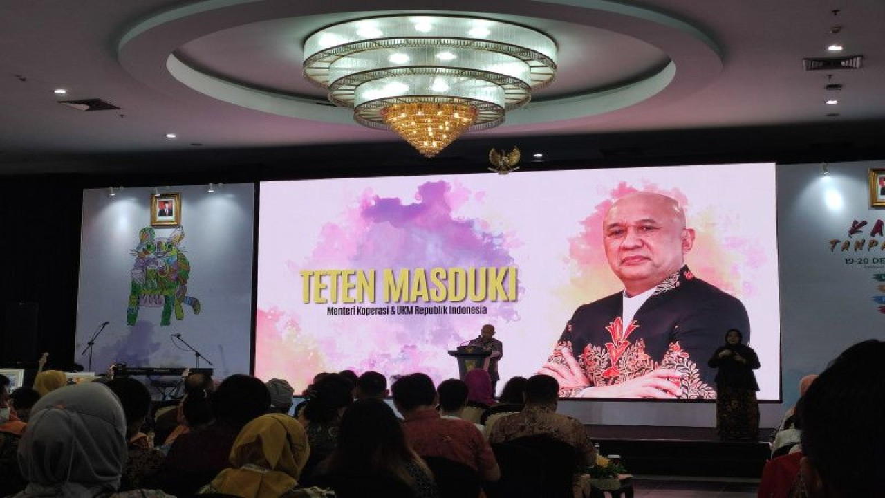 Menkop UKM Teten Masduki dalam acara puncak Karya Tanpa Batas 2022 di Smesco, Jakarta, Selasa (20/12/2022). (ANTARA/Ade Irma Junida)