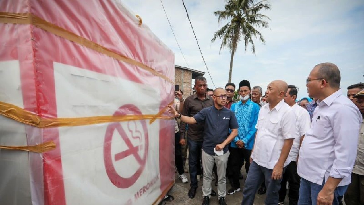 Menkop UKM Teten Masduki dalam kunjungannya di Pantai Labu, Deli Serdang, Sumatra Utara, Jumat (2/12/2022). (ANTARA/HO-Kemenkop UKM)