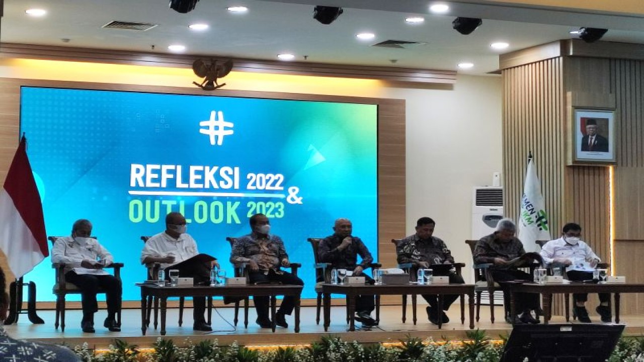 Menkop UKM Teten Masduki (tengah) dalam Refleksi 2022 dan Outlook 2023 di Jakarta, Senin (26/12/2022). ANTARA/Ade Irma Junida