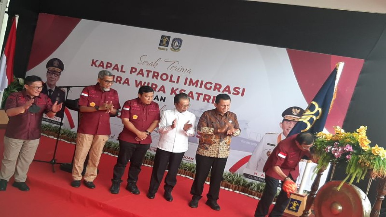 Menkumham Yasonna H Laoly memukul gong penanda peluncuran kebijakan Second Home Visa, di Pelabuhan Bandar Bentan Telani Lagoi, Bintan, Kepri, Rabu (21/12/2022). ANTARA/Ogen