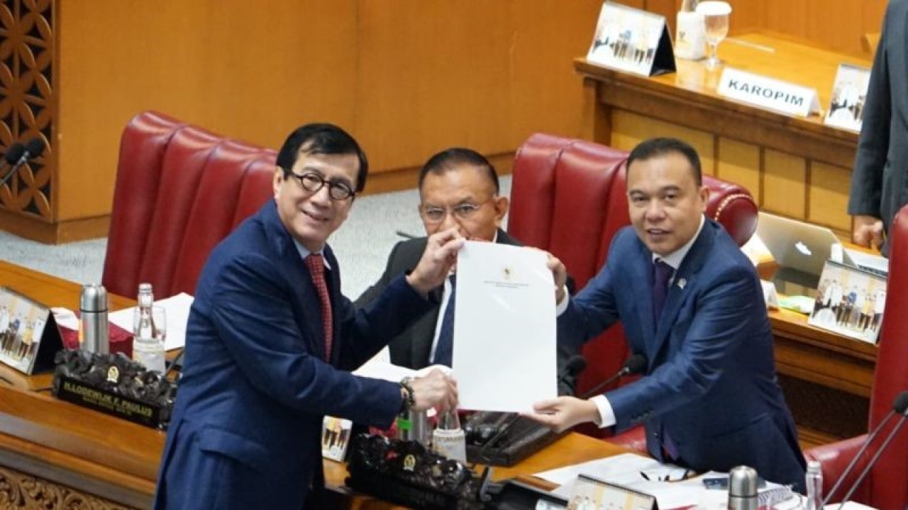 Menteri Hukum dan Hak Asasi Manusia (Menkumham) RI Yasonna Hamonangan Laoly (kiri) berofoto usai pengesahan RUU KUHP di Kompleks Parlemen, Jakarta, Selasa, (6/12/2022). (ANTARA/HO-Humas Kemenkumham).