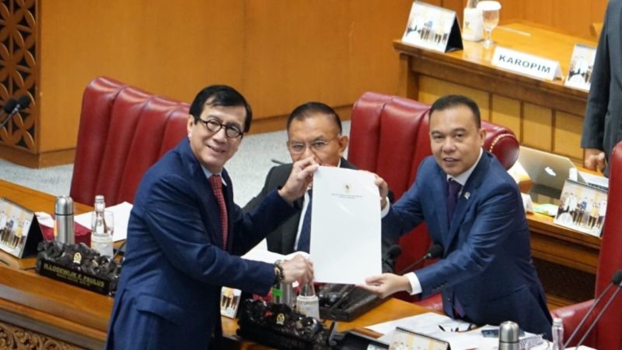 Menteri Hukum dan Hak Asasi Manusia (Menkumham) RI Yasonna Hamonangan Laoly (kiri) berofoto usai pengesahan RUU KUHP di Kompleks Parlemen, Jakarta, Selasa, (6/12/2022). (ANTARA/HO-Humas Kemenkumham).