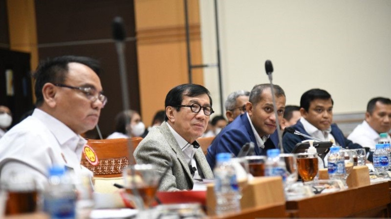 Menteri Hukum dan Hak Asasi Manusia (Menkumham) RI Yasonna Hamonangan Laoly (dua dari kiri) saat menghadiri rapat bersama DPR RI di Jakarta, Selasa, (13/12/2022). (ANTARA/HO-Humas Kemenkumham).