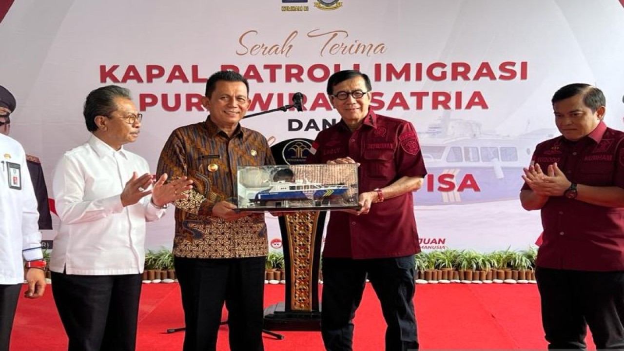 Menteri Hukum dan Hak Asasi Manusia (Menkumham) Yasonna Hamonangan Laoly (dua dari kanan) saat penyerahan hibah kapal patroli imigrasi secara simbolis dari Gubernur Kepulauan Riau, Rabu (21/12/2022). ANTARA/Ditjen Imigrasi