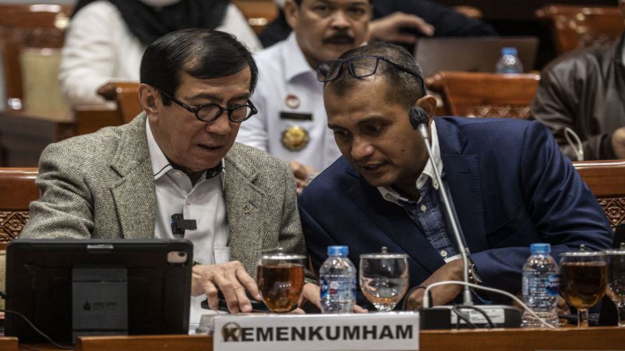 Arsif foto - Menkumham Yasonna Laoly (kiri) berbincang dengan Wamenkumham Edward Omar Sharif Hiariej (kanan) dalam rapat kerja dengan Komisi III DPR di Kompleks Parlemen, Senayan, Jakarta, Selasa (13/12/2022). ANTARA FOTO/Aprillio Akbar/tom