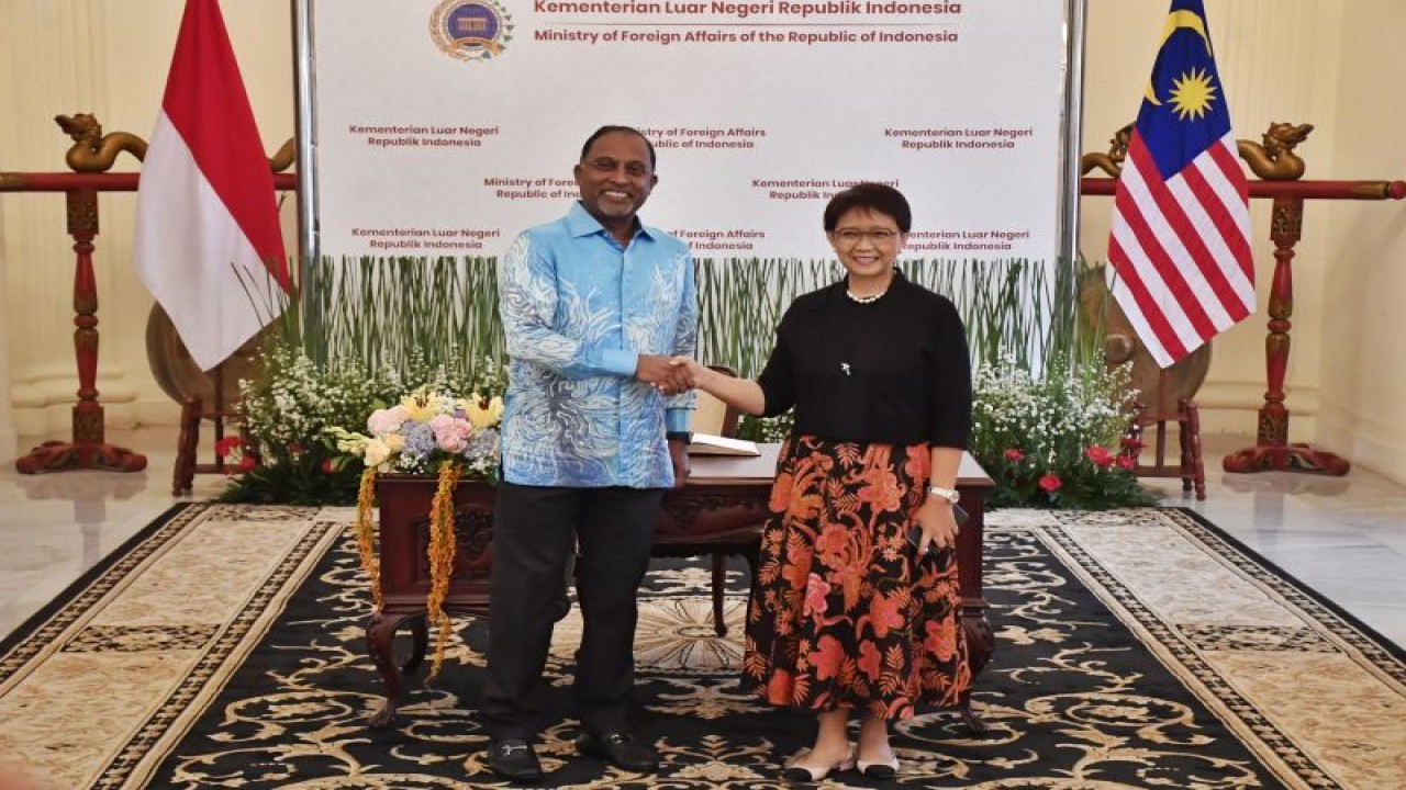 Menlu Retno Marsudi menyambut kedatangan Menlu Malaysia Zambry Abdul Kadir (kiri) sebelum pertemuan bilateral di Gedung Pancasila, Jakarta, Kamis (29/12/2022). (ANTARA/HO-Kemlu RI)
