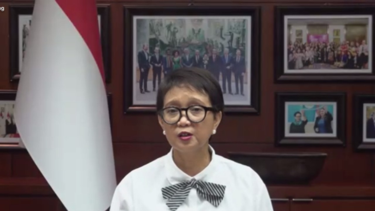 Tangkapan layar saat Menlu RI Retno Marsudi menyampaikan pidato secara virtual dalam pembukaan "Regional Conversation on Human Rights" (RCHR) di Jakarta, Selasa (20/12/2022). (ANTARA/Yashinta Difa)