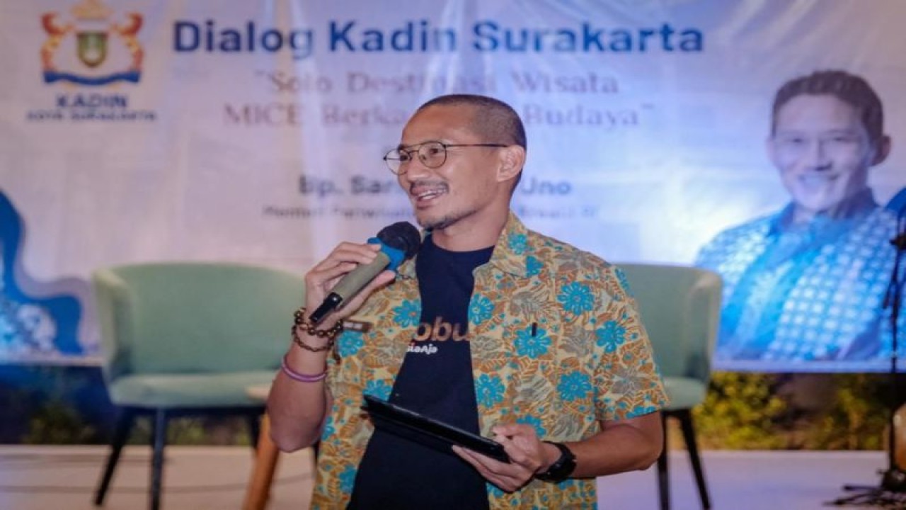 Menteri Pariwisata dan Ekonomi Kreatif Sandiaga Uno saat memberikan sambutan dalam acara "Dialog KADIN Surakarta: Solo Sebagai Destinasi MICE Berkarakter Budaya” di Hotel Solia Zigna, Solo, Sabtu (10/12/2022). ANTARA/HO-Kemenparekraf