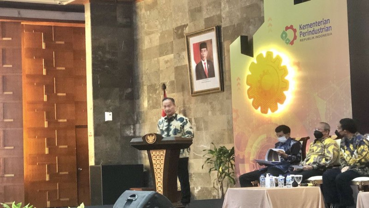 Menteri Perindustrian Agus Gumiwang Kartasasmita menggelar konferensi pers akhir tahun dan proyeksi industri 2023 di Jakarta, Selasa (27/12/2022). ANTARA/ Sella Panduarsa Gareta.