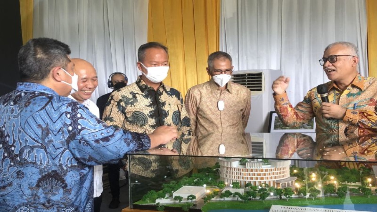 Menteri Perindustrian Agus Gumiwang Kartasasmita, Menteri Koperasi dan Usaha Kecil Menengah Teten Masduki, dan Kepala Badan Pengawasan Keuangan dan Pembangunan Muhammad Ateh saat meresmikan peletakan batu pertama Indonesia Manufacturing Center di Plered, Purwakarta, Senin. (ANTARA/ Sella Panduarsa Gareta)