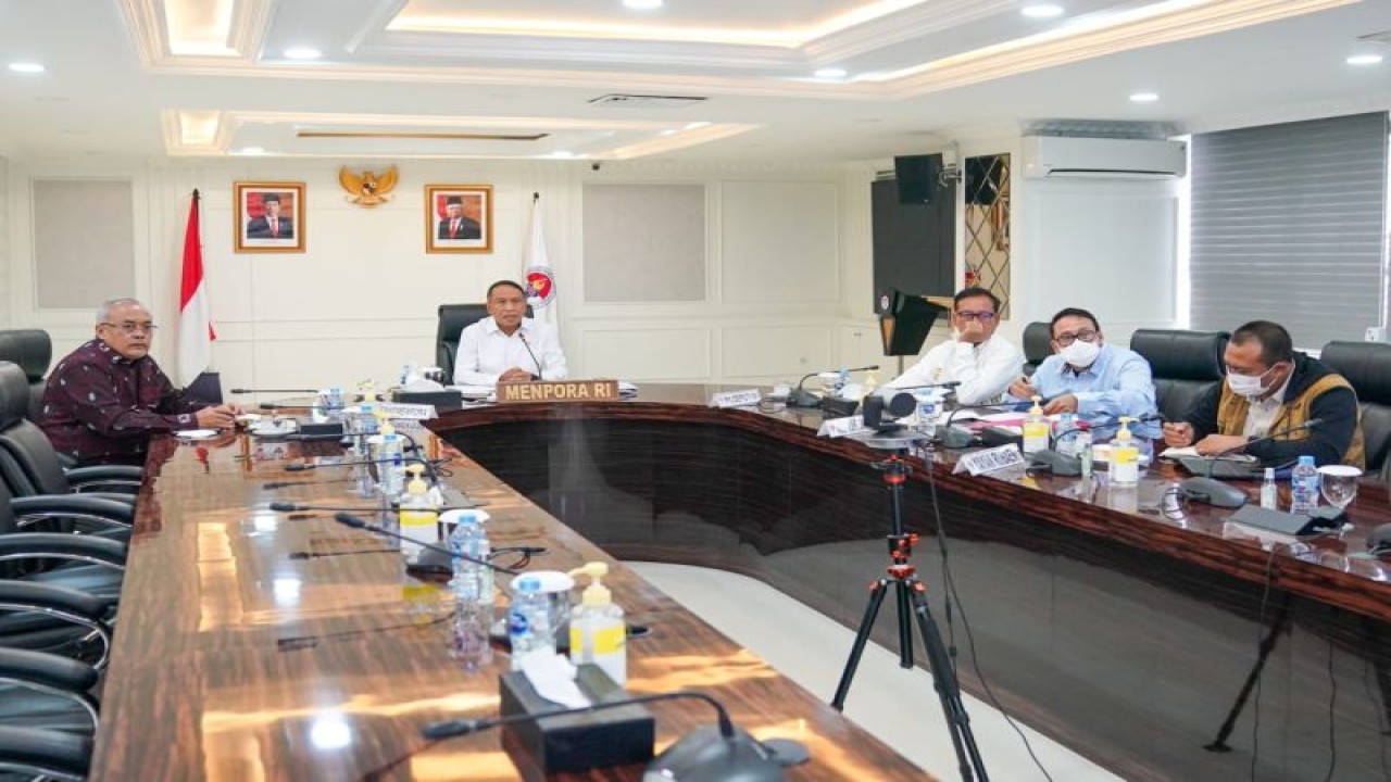 Menteri Pemuda dan Olahraga Republik Indonesia (Menpora RI) Zainudin Amali, memimpin rapat koordinasi lintas kementerian dan lembaga, dalam rangka persiapan Indonesia menjadi tuan rumah penyelenggaraan sepak bola FIFA World Cup U-20 Tahun 2023, secara Virtual dari Kantor Kemenpora Senayan, Jakarta, Selasa (27/12/2022). (ANTARA/HO-Kemenpora RI)