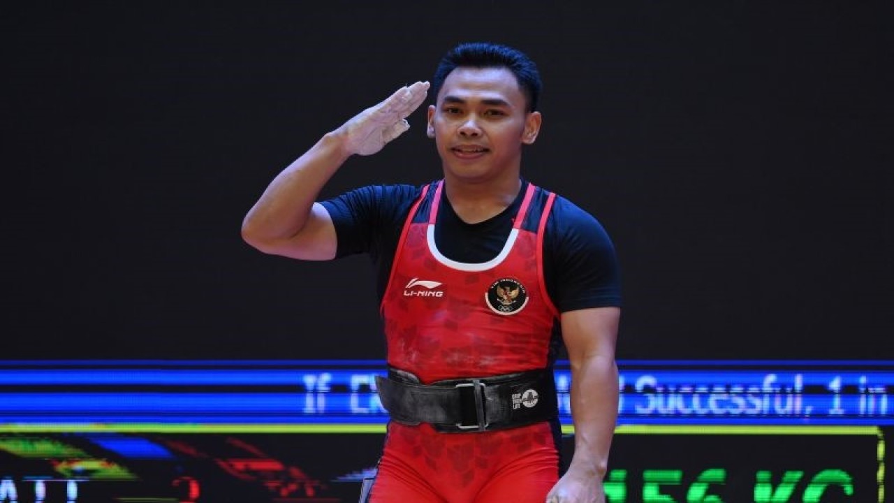 Arsip - Lifter Indonesia Eko Yuli Irawan memberikan hormat usai melakukan angkatan "clean and jerk" pada final angkat besi nomor 61 kg putra SEA Games 2021 Vietnam di Hanoi Sports Training and Competition Center, Hanoi, Vietnam, Jumat (20/5/2022). ANTARA FOTO/Zabur Karuru/nym.