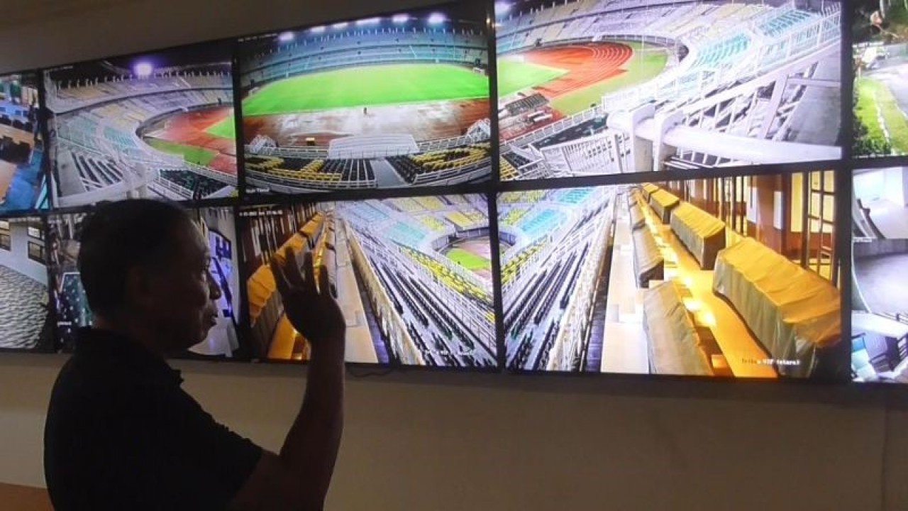 Foto arsip - Menpora Zainudin Amali melakukan inspeksi kesiapan Stadion Gelora Bung Tomo Surabaya sebagai salah satu venue putaran final Piala Dunia U-20 tahun 2023, Sabtu malam (15/10/2022), (ANTARA/Hanif Nashrullah)