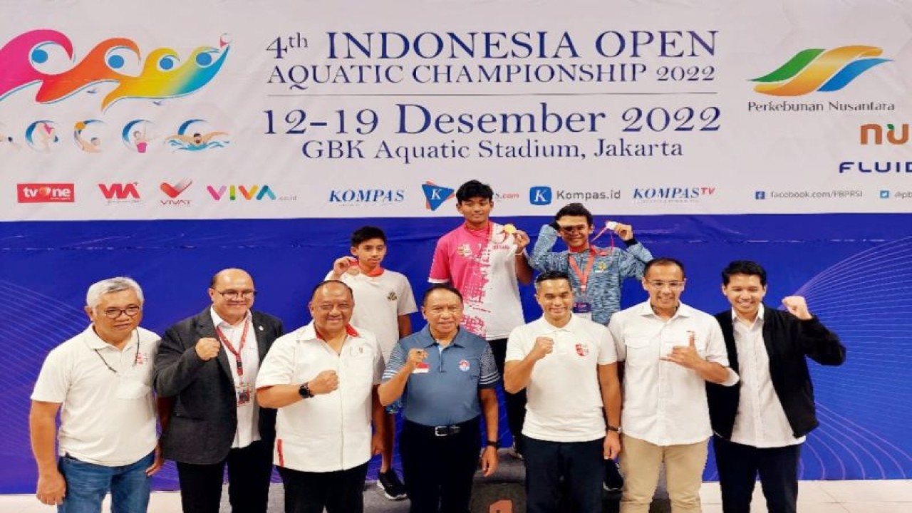 Menpora Zainudin Amali (tengah depan) beserta pemangku kepentingan lainnya hadir dalam pembukaan Indonesia Open Aquatic Championship (IOAC) 2022 di Stadion Akuatik Gelora Bung Karno (GBK), Senayan, Jakarta, Senin, (12/12/2022). (ANTARA/HO-KONI Pusat)