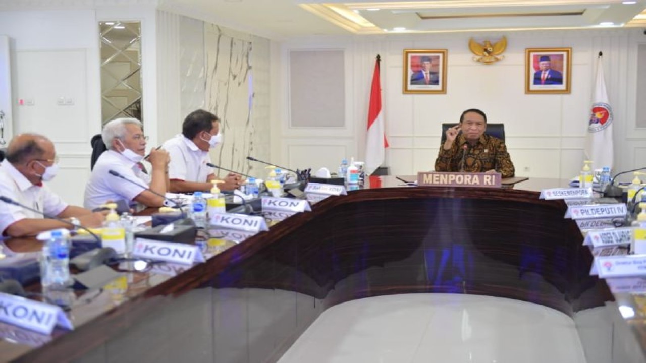Menpora Zainudin Amali (tengah) memimpin rapat koordinasi terkait pembangunan gedung baru KONI Pusat di Kantor Kemenpora, Senayan, Jakarta, Kamis (22/12/2022). (ANTARA/HO-Kemenpora)