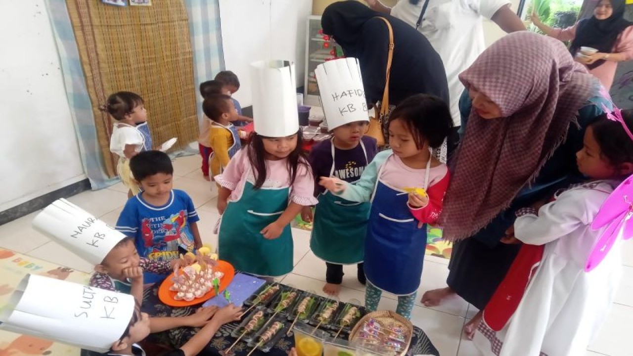 Sejumlah anak-anak di PAUD Umar Al Fauq Kota Mataram, Provinsi Nusa Tenggara Barat, Rabu (21/12-2022), terlihat semangat mengikut kegiatan "market day" untuk menyambut Peringatan Hari Ibu Tahun 2022. (FOTO ANTARA/HO PAUD Umar Al Faruq)