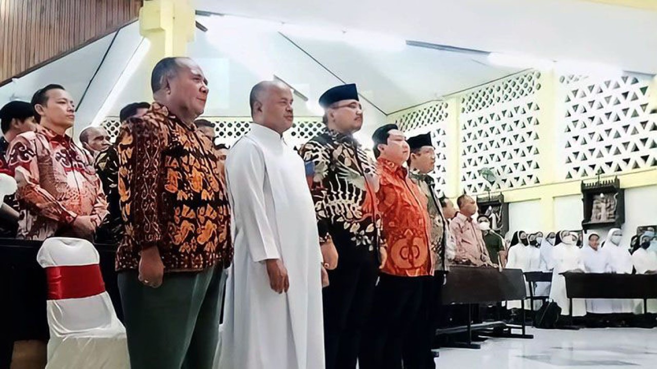 Menteri Agama Yaqut Cholil Qoumas (ketiga kiri) saat menghadiri perayaan Natal bersama umat Katolik di Gereja Santo Yoseph Kota Kupang, Sabtu (24/12/2022) malam. ANTARA/Kornelis Kaha/pri.