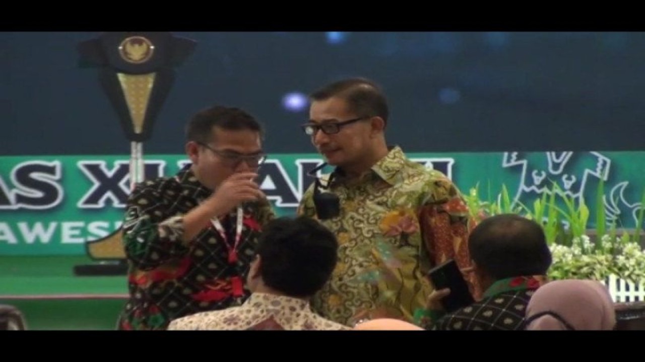 Dokumentasi mantan Menteri Agraria dan Tata Ruang, Ferry Mursyidan Baldan (kanan), saat pembukaan Munas KAHMI ke-11 di Palu, Jumat (25/11/2022). ANTARA/HO-KAHMI Sulawesi Tengah