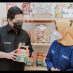 Menteri BUMN Erick Thohir melihat produk UMKM di Rumah BUMN PLN saat kunjungan ke Cirebon, Jawa Barat. ANTARA/HO-PLN-1670319985