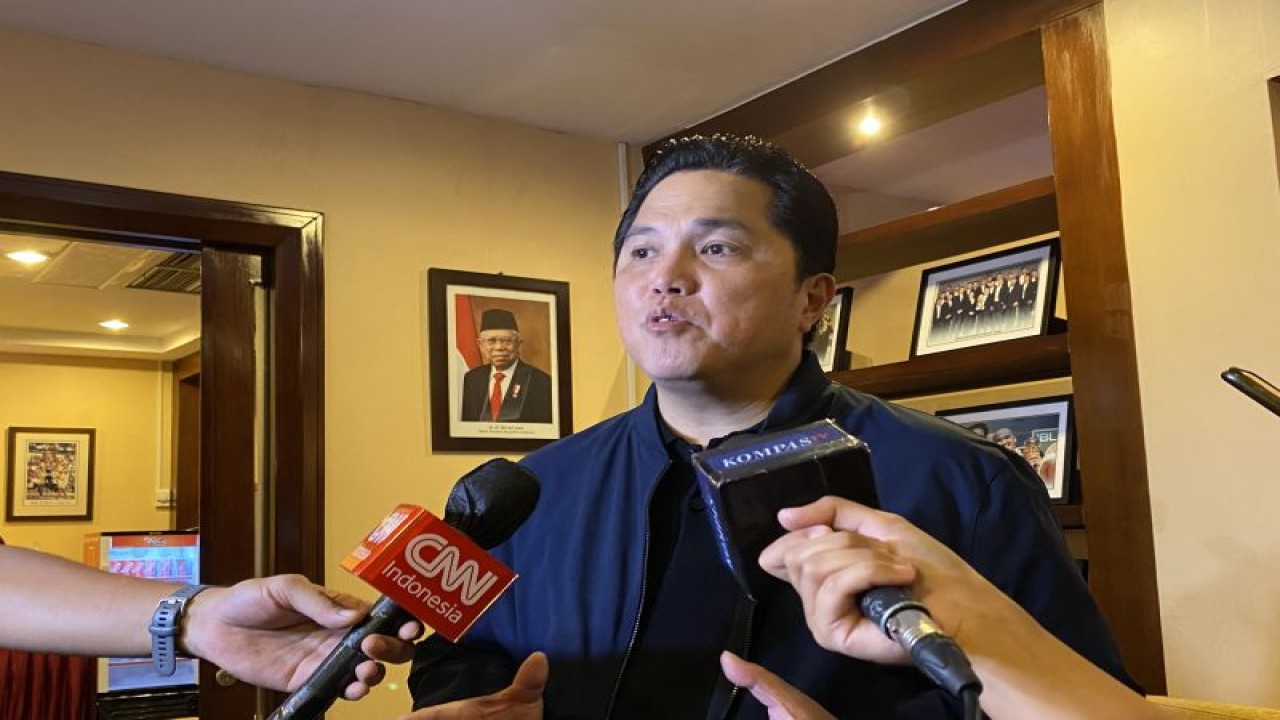 Menteri BUMN Erick Thohir menjawab pertanyaan media di Jakarta, Sabtu (3/12/2022). (ANTARA/Shofi Ayudiana)