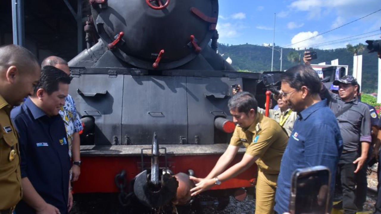 Wali Kota Sawahlunto Deri Asta memecahkan kendi sebagai simbol peresmian reaktivasi kereta api wisata di Sawahlunto, Sumatera Barat, disaksikan Menteri BUMN Erick Tohir, Selasa (20/12/2022). ANTARA/Yudha Ahada.