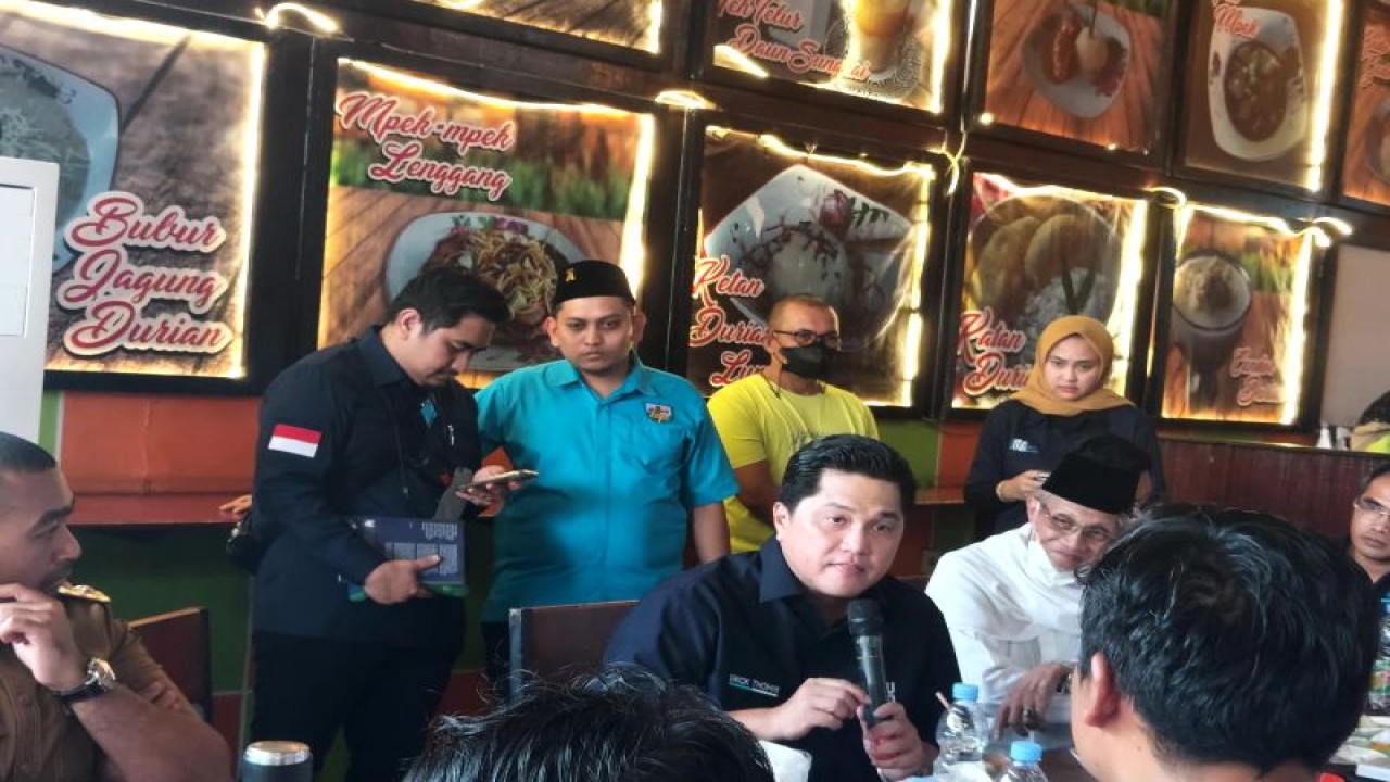 Menteri BUMN Erick Tohir berdialog dengan masyarakat di Padang, Selasa. ANTARA/Ikhwan Wahyudi
