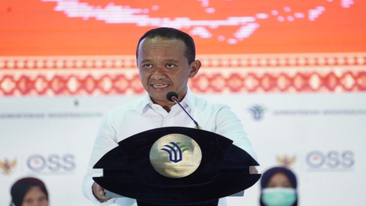 Menteri Investasi/Kepala BKPM Bahlil Lahadalia dalam acara pemberian NIB di Makassar, Sulawesi Selatan, Kamis (22/12/2022). ANTARA/HO-Kementerian Investasi/BKPM