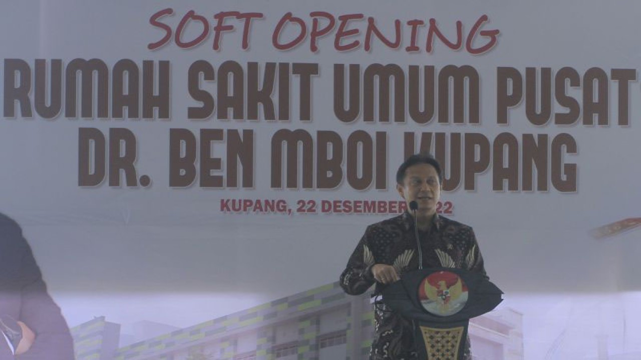 Menteri Kesehatan Budi Gunadi Sadikin menyampaikan sambutan pada acara soft opening Rumah Sakit Umum Pusat (RSUP) dr. Ben Mboi Kupang di Kelurahan Manulai II, Kota Kupang, Nusa Tenggara Timur, Kamis (22/12/22). (ANTARA/Kornelis Kaha)