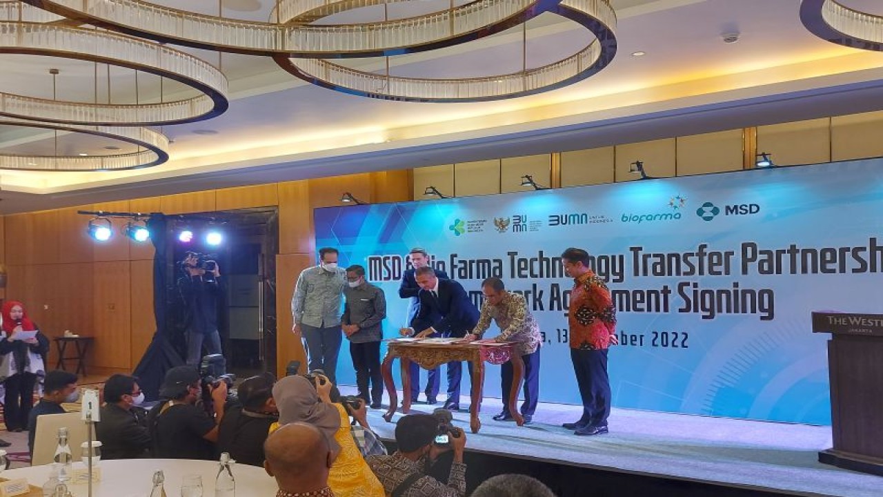 Menteri Kesehatan RI Budi Gunadi Sadikin menyaksikan penandatanganan perjanjian kerja sama transfer teknologi pengembangan vaksin HPV antara PT Bio Farma (Persero) dan MSD di Hotel Westin, Jakarta, Selasa (13/12/2022). (ANTARA/Andi Firdaus)