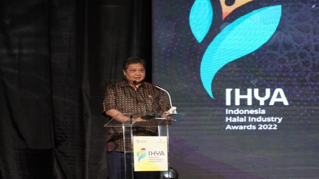 Menteri Koordinator Bidang Perekonomian Airlangga Hartarto dalam acara Indonesia Halal Industry Award (IHYA) 2022 di jakarta, Minggu. (Kemenko Perekonomian)