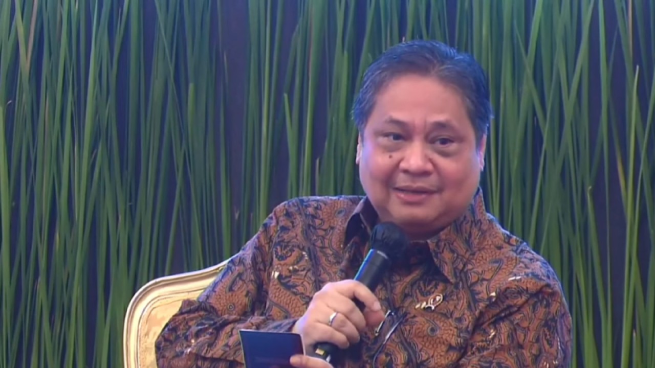 Menteri Koordinator (Menko) Bidang Perekonomian Airlangga Hartarto dalam acara "Kompas100 CEO Forum 2022" yang dipantau secara daring di Jakarta, Jumat (02/12/2022). (ANTARA/Agatha Olivia Victoria)