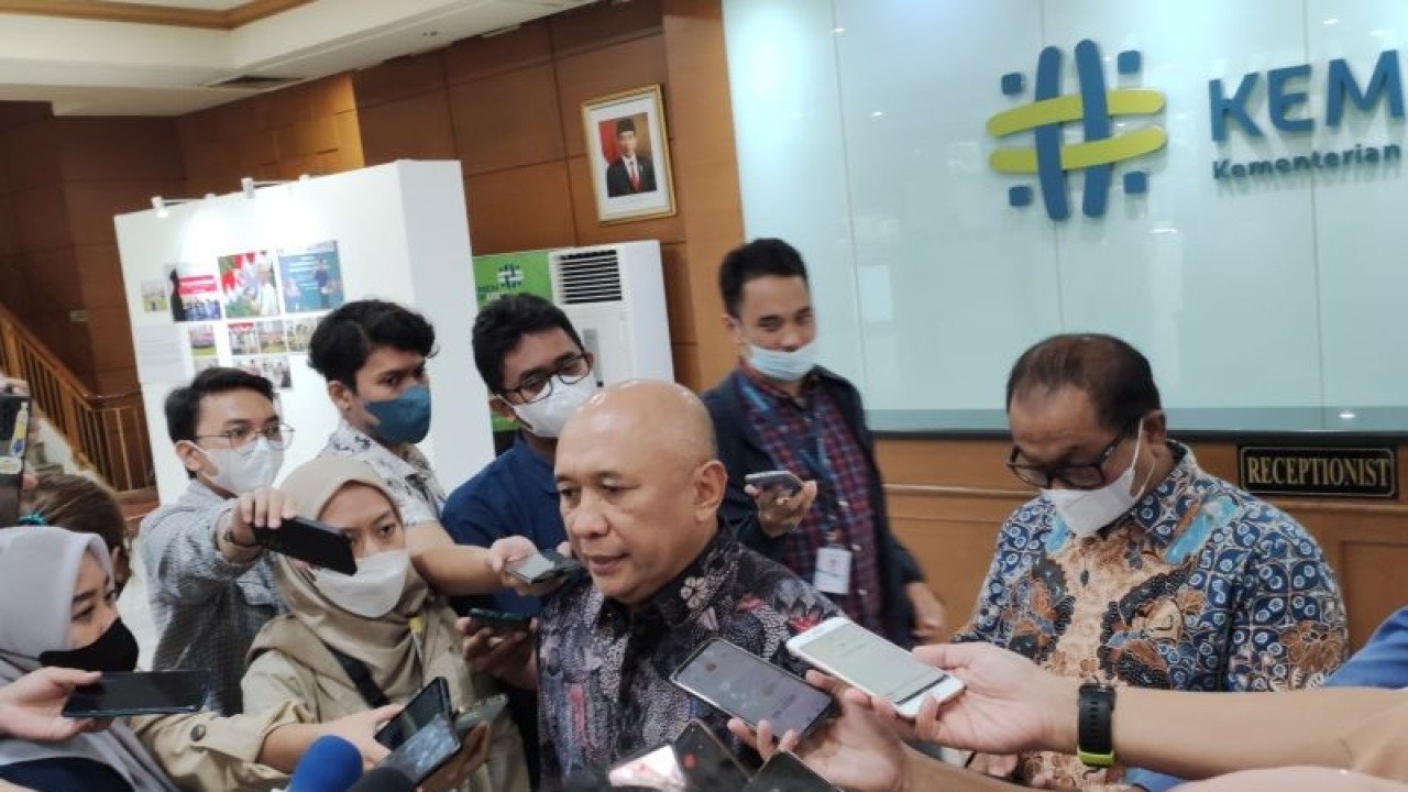 Menteri Koperasi dan UKM Teten Masduki saat memberikan keterangan kepada wartawan. ANTARA/Ade Irma Junida.
