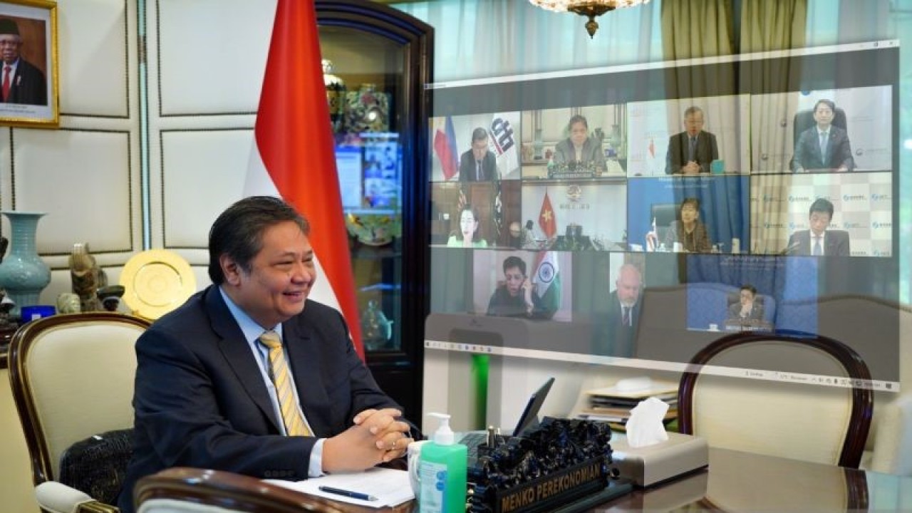 Menteri Koordinator Perekonomian Airlangga Hartarto dalam pertemuan virtual Indo-Pacific Economic Framework (IPEF) di Jakarta, Selasa (20/12/2022). ANTARA/HO-Kemenko Perekonomian