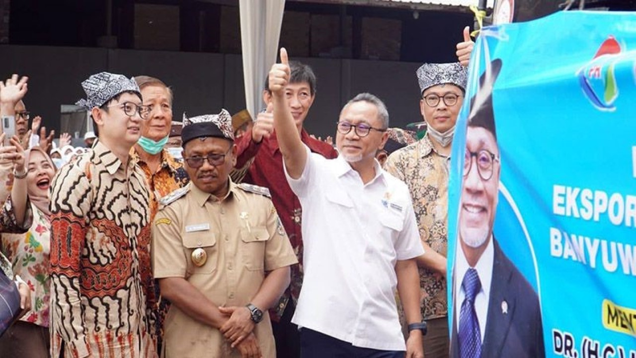 Menteri Perdagangan Zulkifli Hasan saat melepas ekspor ikan sarden ke Australia. ANTARA/HO-Biro Humas Kemendag/am.