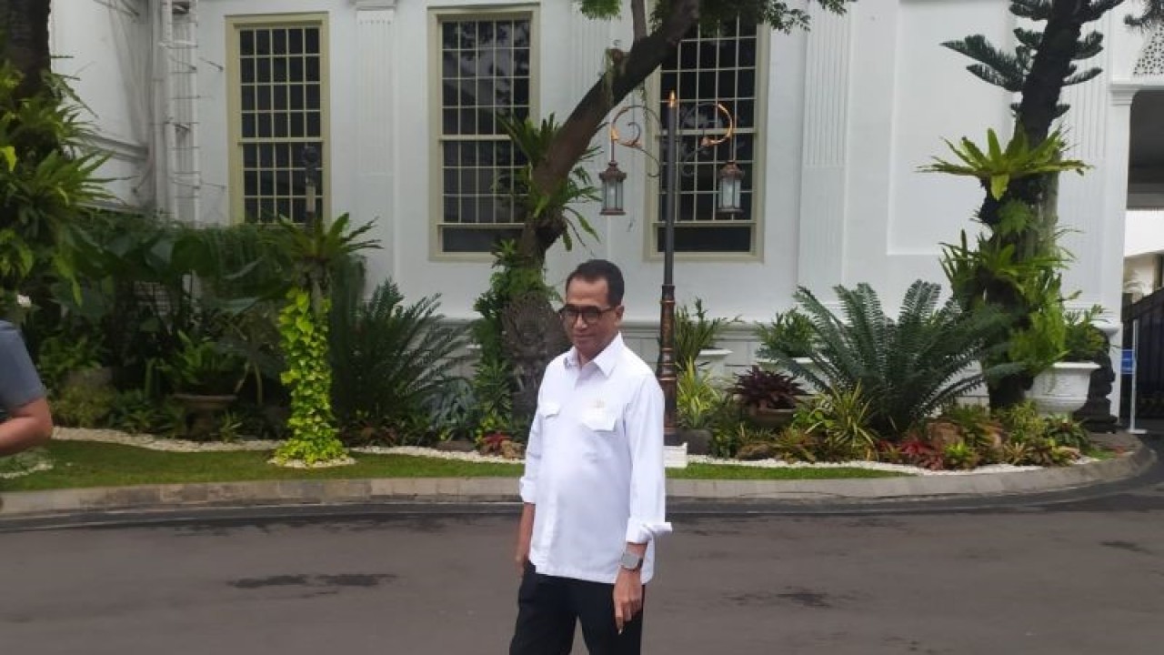 Menteri Perhubungan Budi Karya Sumadi saat ditemui di Kompleks Istana Kepresidenan Jakarta, Senin (26/12/2022). ANTARA/Indra Arief Pribadi.
