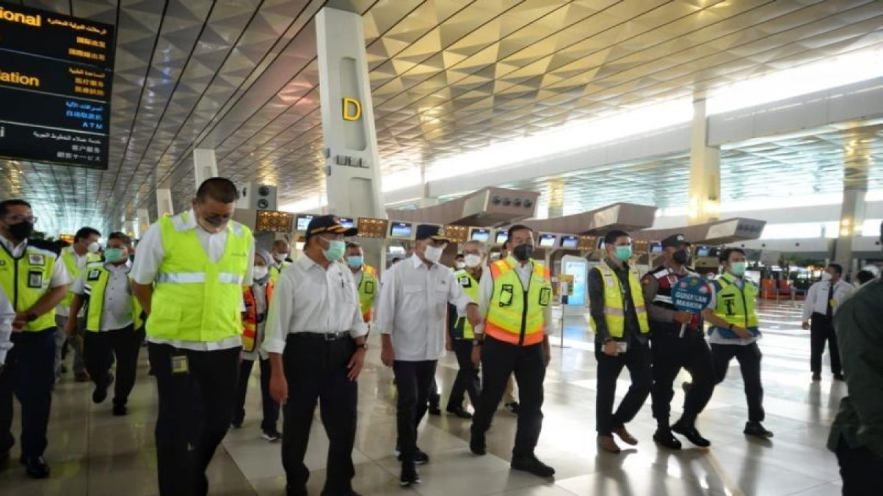 Menteri Perhubungan Budi Karya Sumadi (tengah) saat meninjau Bandara Soekarno-Hatta beberapa waktu lalu. (Kemenhub)